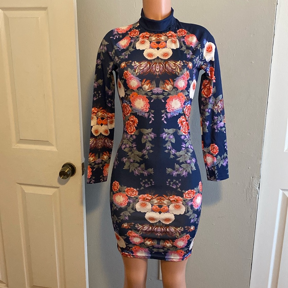Women fitted floral dress, size small.